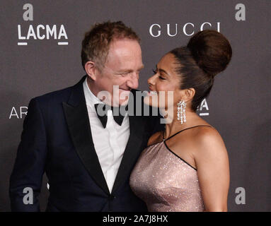 Los Angeles, USA. 2 Nov, 2019. Schauspielerin Salma Hayek und ihr Ehemann, französischer Geschäftsmann Franois-Henri Pinault nehmen an der 9. jährlichen LACMA Kunst Film Gala zu Ehren Betye Saar und Alfonso Cuaron im Los Angeles County Museum der Kunst in Los Angeles am Freitag, 2. November 2019. Foto von Jim Ruymen/UPI Quelle: UPI/Alamy leben Nachrichten Stockfoto