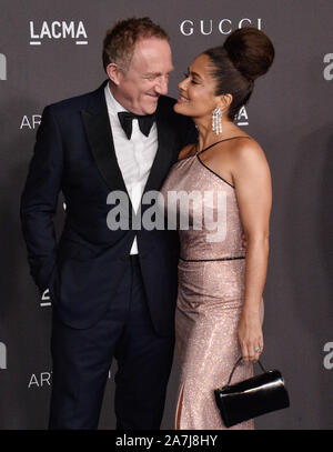 Los Angeles, USA. 2 Nov, 2019. Schauspielerin Salma Hayek und ihr Ehemann, französischer Geschäftsmann Franois-Henri Pinault nehmen an der 9. jährlichen LACMA Kunst Film Gala zu Ehren Betye Saar und Alfonso Cuaron im Los Angeles County Museum der Kunst in Los Angeles am Freitag, 2. November 2019. Foto von Jim Ruymen/UPI Quelle: UPI/Alamy leben Nachrichten Stockfoto