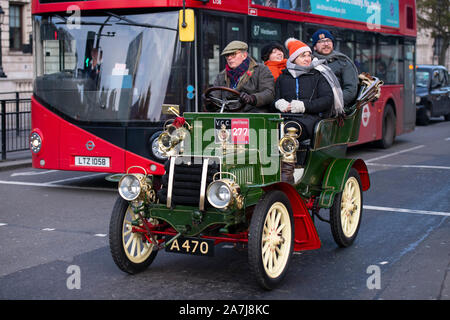 Whitehall, London, UK. 3. November 2019. Der 123. Jahrestag Bonhams London nach Brighton Veteran Car Run Teilnehmer fahren Sie Whitehall im frühen Morgen auf ihren 60 km Fahrt an die Südküste. Bild: 1904 Sterne. Credit: Malcolm Park/Alamy Leben Nachrichten. Stockfoto