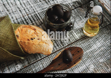 Frisch gebackene süße Brötchen auf einem schönen alten Brett. Nahaufnahme Stockfoto