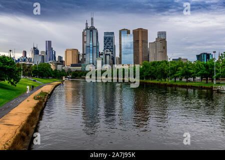 Eine typische bedeckt und stürmischen Melbourne Tag, mit dem Yarra River und die Skyline der Stadt im Wasser spiegelt. Stockfoto