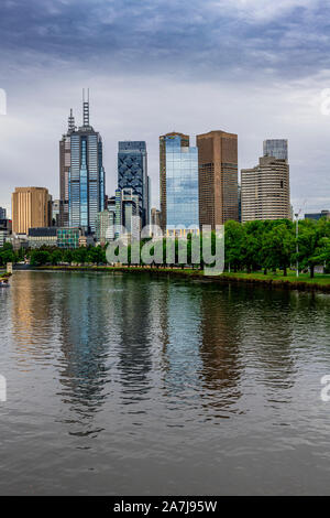 Eine typische bedeckt und stürmischen Melbourne Tag, mit dem Yarra River und die Skyline der Stadt im Wasser spiegelt. Stockfoto