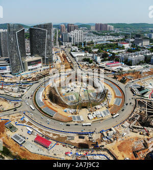 --FILE -- Die Optics Valley Square ist im Bau in Wuhan City, der Provinz Hubei in Zentralchina, 18. April 2019. Stockfoto