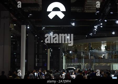 ---- Leute besuchen Sie den Stand von NIO während des 18. Shanghai Internationalen Automobil- Ausstellung, die auch als Auto Shanghai 2019, in Shan bekannt Stockfoto