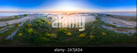 Sonnenaufgang in der Landschaft Moor. Misty Moor, Seen Natur Umwelt Hintergrund Stockfoto