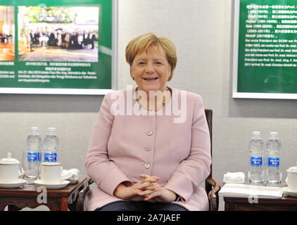 Bild der deutschen Bundeskanzlerin Angela Merkel im neuen Webasto Werk in Wuhan City, Central China Provinz Hubei, 7. September 2019. Stockfoto