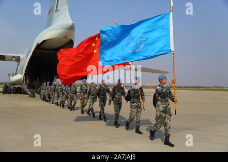 Die zweite Mannschaft des 9. Reihe der Chinesischen Friedenstruppe in der Republik Südafrika Sudan beenden ihre Mission und auf einem Flughafen in Zhengzhou ankommen Stockfoto