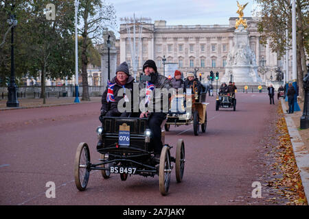 London, Großbritannien. 3. November 2019. Die Teilnehmer der Fahrt ein 1901 Wappen von Buckingham Palace und Hyde Park kurz nach Sonnenaufgang an der Küste in der diesjährigen Ausgabe der Bonhams London nach Brighton Veteran Car Run.. Quelle: JF Pelletier/Alamy leben Nachrichten Stockfoto