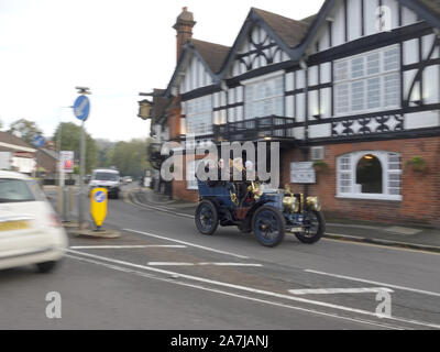 Merstham, Surrey, Großbritannien. 3. November, 2019. Oldtimer auf der Bonhams London nach Brighton jährlichen Auto laufen, fahren Sie würdevoll durch das Dorf Merstham, in Surrey, UK Credit: Motofoto/Alamy leben Nachrichten Stockfoto