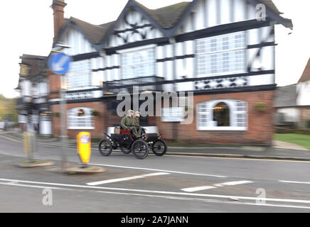 Merstham, Surrey, Großbritannien. 3. November, 2019. Oldtimer auf der Bonhams London nach Brighton jährlichen Auto laufen, fahren Sie würdevoll durch das Dorf Merstham, in Surrey, UK Credit: Motofoto/Alamy leben Nachrichten Stockfoto