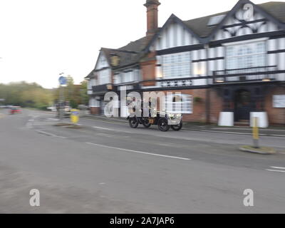 Merstham, Surrey, Großbritannien. 3. November, 2019. Oldtimer auf der Bonhams London nach Brighton jährlichen Auto laufen, fahren Sie würdevoll durch das Dorf Merstham, in Surrey, UK Credit: Motofoto/Alamy leben Nachrichten Stockfoto