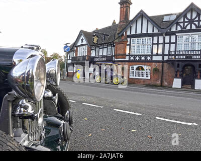 Merstham, Surrey, Großbritannien. 3. November, 2019. Oldtimer auf der Bonhams London nach Brighton jährlichen Auto laufen, fahren Sie würdevoll durch das Dorf Merstham, in Surrey, UK Credit: Motofoto/Alamy leben Nachrichten Stockfoto