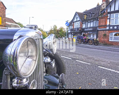 Merstham, Surrey, Großbritannien. 3. November, 2019. Oldtimer auf der Bonhams London nach Brighton jährlichen Auto laufen, fahren Sie würdevoll durch das Dorf Merstham, in Surrey, UK Credit: Motofoto/Alamy leben Nachrichten Stockfoto