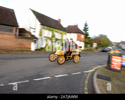 Merstham, Surrey, Großbritannien. 3. November, 2019. Oldtimer auf der Bonhams London nach Brighton jährlichen Auto laufen, fahren Sie würdevoll durch das Dorf Merstham, in Surrey, UK Credit: Motofoto/Alamy leben Nachrichten Stockfoto