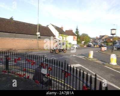 Merstham, Surrey, Großbritannien. 3. November, 2019. Oldtimer auf der Bonhams London nach Brighton jährlichen Auto laufen, fahren Sie würdevoll durch das Dorf Merstham, in Surrey, UK Credit: Motofoto/Alamy leben Nachrichten Stockfoto