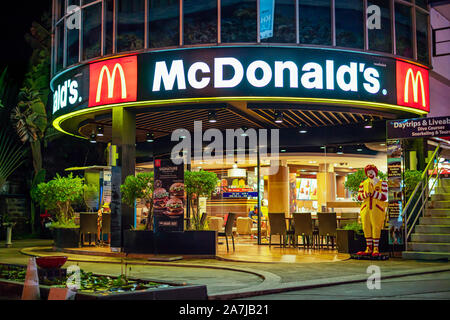 Khao Lak, Thailand, 30. August 2019: McDonald's Restaurant in Khao Lak Nacht und Abend außerhalb unterzeichnen. ist eine US-amerikanische Hamburger und Fast Food Restaurant, Bar Stockfoto