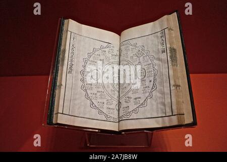 Die British Library stellt der Buddhismus die bisher größte Ausstellung über Buddhismus. Die Ausstellung auch Darlehen aus dem Britischen Museum, der Horniman Museum und Gärten. Royal Botanic Gardens, Kew, V7A sowie andere Kreditgeber ist es eine große Ausstellung in 20 Ländern über 2000 Jahre mit mehr als 120 Positionen mit seltenen und bunten blättert Wandbehänge und Falten Bücher gemalt, der Buddhismus die herausragende Kunst innerhalb der buddhistischen Manuskripten enthalten Highlights und frühe gedruckte Werke von Licht auf der Bibliothek buddhistischen Sammlung von Kostbarkeiten aus der ganzen Welt Stockfoto