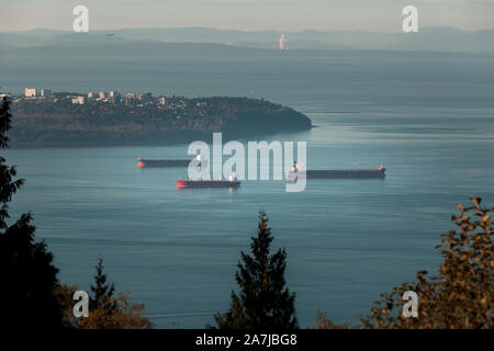 Frachtschiffe in der Burrard Inlet in der Nähe von Point Grey in Vancouver, BC verankert. Stockfoto