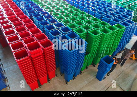 Personal Arbeit ordentlich aufbewahren Mülleimer in einem Lager in Huichang County, Ganzhou Stadt, der ostchinesischen Provinz Jiangxi, 11. September 2019. Als Abfall Stockfoto