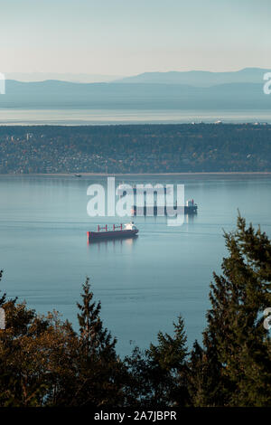 Frachtschiffe in der Burrard Inlet in der Nähe von Point Grey in Vancouver, BC verankert. Stockfoto