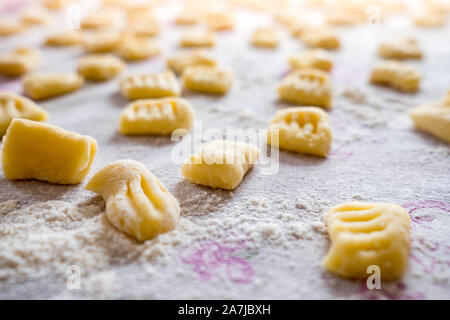 Anzeige von frischem traditionelle hausgemachte italienische Gnocchi Pasta auf Tischdecke mit Mehl mit weichen natürliches Licht Stockfoto