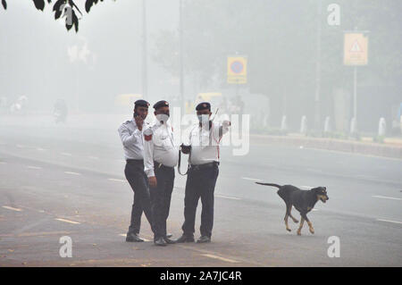 New Delhi, Indien. 3. November, 2019. Verkehrspolizisten mit Masken arbeiten in der Straße in Smog in der Nähe von India Gate in Neu Delhi, Indien, an November 3, 2019. Credit: Partha Sarkar/Xinhua/Alamy leben Nachrichten Stockfoto