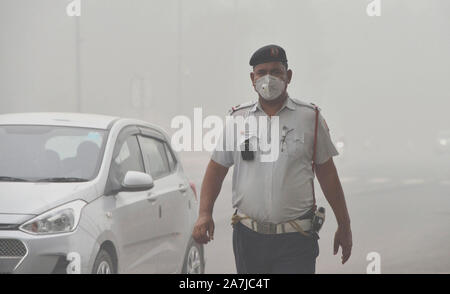 New Delhi, Indien. 3. November, 2019. Ein verkehrspolizist mit Maske ist in Smog in der Nähe von India Gate in Neu Delhi, Indien gesehen, an November 3, 2019. Credit: Partha Sarkar/Xinhua/Alamy leben Nachrichten Stockfoto