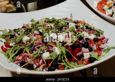 Salat mit Rucola und Oliven Stockfoto