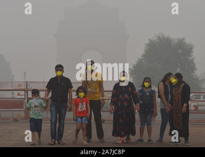 New Delhi, Indien. 3. November, 2019. Menschen mit Masken sind in Smog in der Nähe von India Gate in Neu Delhi, Indien gesehen, an November 3, 2019. Credit: Partha Sarkar/Xinhua/Alamy leben Nachrichten Stockfoto