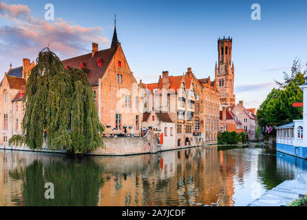 Brügge, Belgien. Die rozenhoedkaai Canal in Brügge mit dem Glockenturm im Hintergrund. Stockfoto