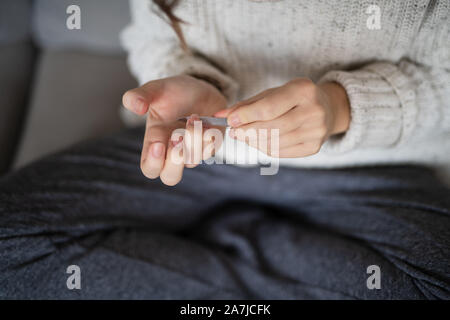 Frau ihre Nägel Feilen Stockfoto