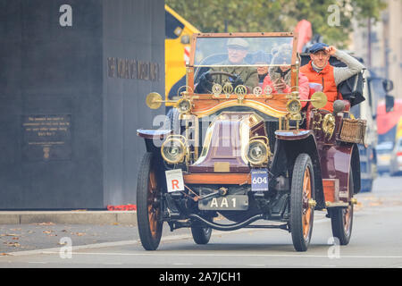 London, UK, 03. Nov 2019. Ein 1905 Renault auf Whitehall in Westminster. Die weltweit am längsten laufende fahrende Veranstaltung, Bonhams London nach Brighton Veteran Car Run, sieht eine beeindruckende Zahl von pre-1905 Autos vom Hyde Park, über die Mall und Admiralty Arch, Whitehall und Westminster, dann entlang einer epischen 60 km Route ganz nach Brighton. Credit: Imageplotter/Alamy leben Nachrichten Stockfoto