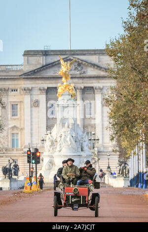 London, UK, 03. Nov 2019. Ein 1903 Cadillac würdevoll Antriebe entlang der Mall vom Buckingham Palace entfernt. Die weltweit am längsten laufende fahrende Veranstaltung, Bonhams London nach Brighton Veteran Car Run, sieht eine beeindruckende Zahl von pre-1905 Autos vom Hyde Park, über die Mall und Admiralty Arch, Whitehall und Westminster, dann entlang einer epischen 60 km Route ganz nach Brighton. Credit: Imageplotter/Alamy leben Nachrichten Stockfoto