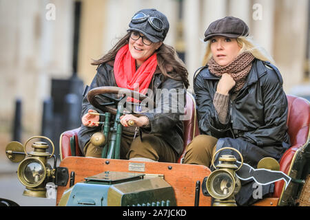 London, UK, 03. Nov 2019. Zwei weibliche Fahrer sind gegen die Kälte gehüllt. Die weltweit am längsten laufende fahrende Veranstaltung, Bonhams London nach Brighton Veteran Car Run, sieht eine beeindruckende Zahl von pre-1905 Autos vom Hyde Park, über die Mall und Admiralty Arch, Whitehall und Westminster, dann entlang einer epischen 60 km Route ganz nach Brighton. Credit: Imageplotter/Alamy leben Nachrichten Stockfoto