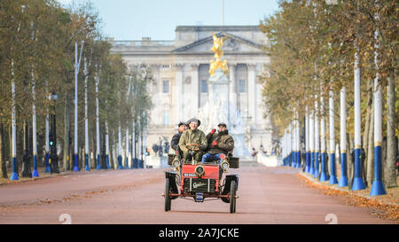 London, UK, 03. Nov 2019. Ein 1903 Cadillac würdevoll Antriebe entlang der Mall vom Buckingham Palace entfernt. Die weltweit am längsten laufende fahrende Veranstaltung, Bonhams London nach Brighton Veteran Car Run, sieht eine beeindruckende Zahl von pre-1905 Autos vom Hyde Park, über die Mall und Admiralty Arch, Whitehall und Westminster, dann entlang einer epischen 60 km Route ganz nach Brighton. Credit: Imageplotter/Alamy leben Nachrichten Stockfoto