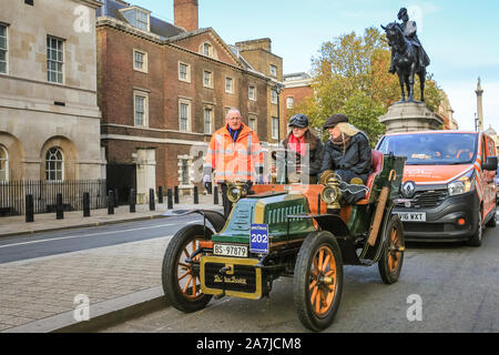 London, UK, 03. Nov 2019. Der Mann aus dem RAC kommt zur Rettung von zwei Damen in eine Essiggurke, in Ihren aufgeschlüsselt Veteran Car. Die weltweit am längsten laufende fahrende Veranstaltung, Bonhams London nach Brighton Veteran Car Run, sieht eine beeindruckende Zahl von pre-1905 Autos vom Hyde Park, über die Mall und Admiralty Arch, Whitehall und Westminster, dann entlang einer epischen 60 km Route ganz nach Brighton. Credit: Imageplotter/Alamy leben Nachrichten Stockfoto