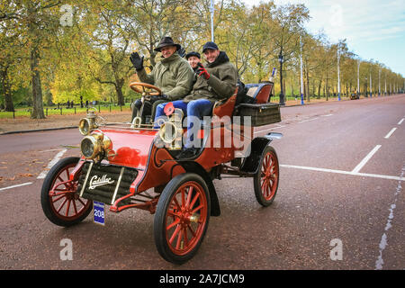 London, UK, 03. Nov 2019. Ein 1903 Cadillac würdevoll Antriebe entlang der Mall vom Buckingham Palace entfernt. Die weltweit am längsten laufende fahrende Veranstaltung, Bonhams London nach Brighton Veteran Car Run, sieht eine beeindruckende Zahl von pre-1905 Autos vom Hyde Park, über die Mall und Admiralty Arch, Whitehall und Westminster, dann entlang einer epischen 60 km Route ganz nach Brighton. Credit: Imageplotter/Alamy leben Nachrichten Stockfoto