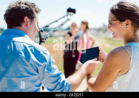 Kameramann mit Kamera auf einem Kran auf Video Produktion eingestellt Stockfoto