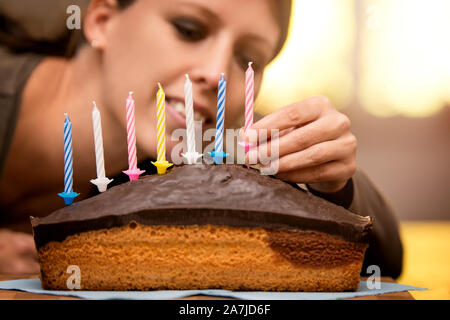 Pretty Woman ist die Verzierung eines Marmor Kuchen mit bunten Kerzen Stockfoto