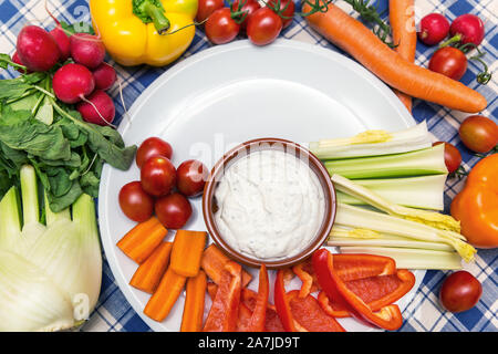 Menge rohen Gemüse Snacks auf einer weißen Platte Stockfoto