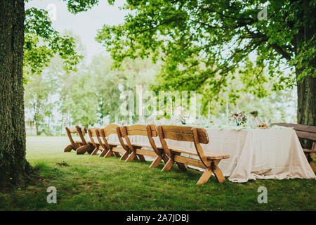 Outdoor park Szene mit hölzernen Tisch für Familie Feier eingerichtet Stockfoto