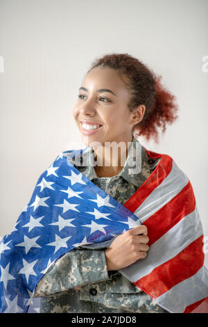 Junge militärische Frau Gefühl vor der Arbeit begeistert Stockfoto