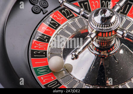 Roulette mit der Kugel auf die grüne Null Stockfoto