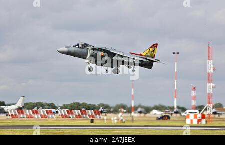 Spanische Marine AV-8B Harrier jump jet Landung an der Royal International Air Tattoo 2019 Stockfoto