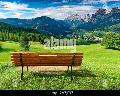 Sitzbank für den Genuss amzing Panoramablick auf die Dolomiten im Sommer Stockfoto