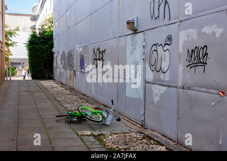 Eine Elictric Fahrrad in einem allway verworfen, kann die Stromversorgung in Milton Keynes, Buckinghamshire ausgeführt werden. Stockfoto