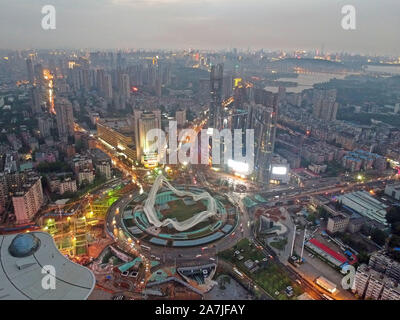 ---- Blick auf die Optics Valley Platz unter den Sonnenuntergang Wuhan City, der Provinz Hubei in Zentralchina, 19. Juli 2019. Stockfoto