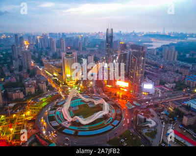 ---- Blick auf die Optics Valley Platz unter den Sonnenuntergang Wuhan City, der Provinz Hubei in Zentralchina, 19. Juli 2019. Stockfoto