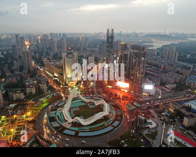 ---- Blick auf die Optics Valley Platz unter den Sonnenuntergang Wuhan City, der Provinz Hubei in Zentralchina, 19. Juli 2019. Stockfoto