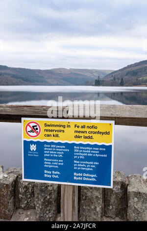 Warnschild auf Talybont Behälter dam. Schwimmen in Stauseen töten können. Stockfoto